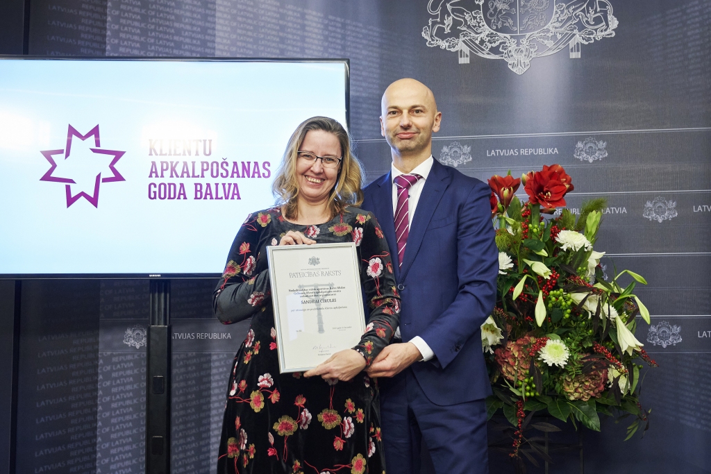 Sandra Cīrule pirmo reizi saņēma Pateicības rakstu. To viņai pasniedza Valsts kancelejas direktors Jānis Citskovskis. Viņas attieksmi pret darbu novērtējuši iedzīvotāji.  
Autors: no Valsts kancelejas arhīva