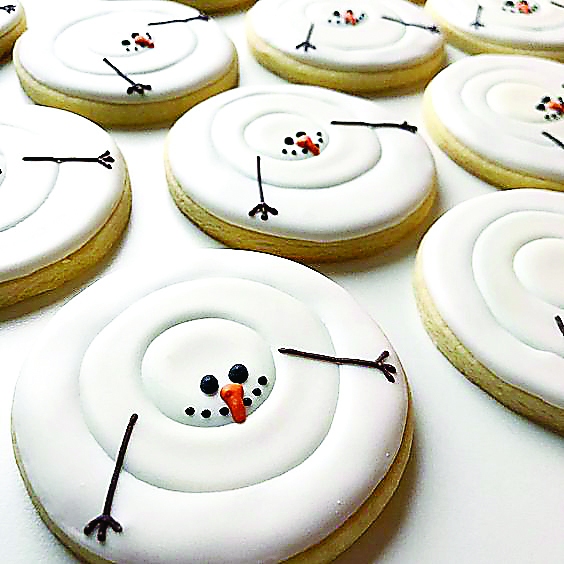 Aktualitāti nezaudē “izkusušie sniegavīri”
Pirms vairākiem gadiem sevi pieteica “izkusušie sniegavīri”, iespējams, tas saistīts ar klimata pārmaiņām un Latvijas siltajām ziemām. “Sniegavīri” joprojām nav zaudējuši aktualitāti, mainījusies tikai to veidošana. Patiesībā šie ir visvienkāršākie, taču bērnos izsauc tikpat lielu sajūsmu. Dekorēšanai nepieciešama vien baltā glazūra, brūnā šokolāde un kripatiņa oranžās krāsvielas.
