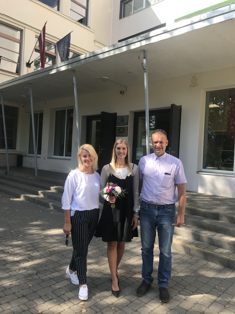 1.septembrī Marta Katrīna kopā ar saviem vecākiem Lauru un Uno.  
Autors: no personiskā arhīva