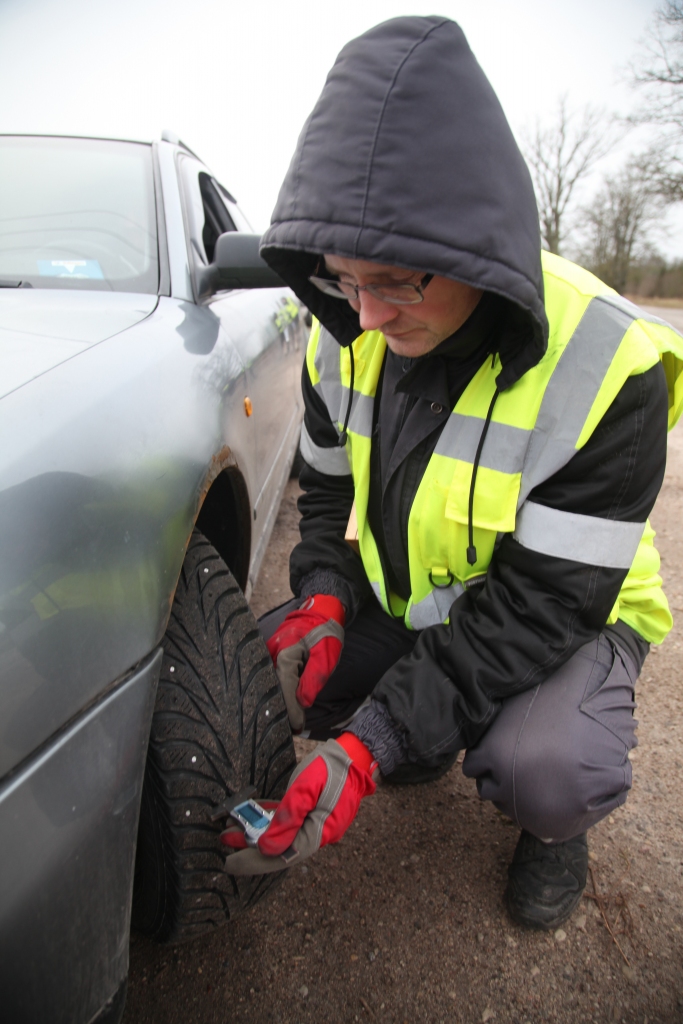20.decembrī vairākas stundas notika reids, kurā vairāki valsts akciju sabiedrības “Ceļu satiksmes drošības direkcija” Rīgas darbinieki pārbaudīja transportlīdzekļu riepas.  Šai mašīnai ar riepām viss ir kārtībā. 
Autors: Gatis Bogdanovs