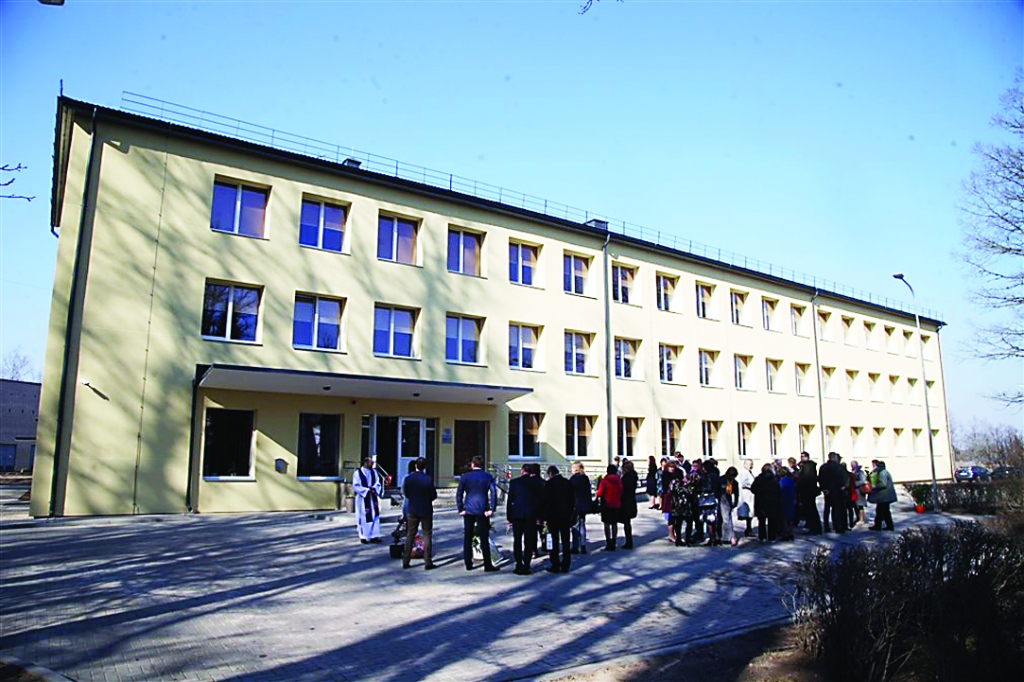 Gada pansionāts. Investējot vairāk nekā divus miljonus eiro, esam tikuši pie sociālās aprūpes centra “Jaungulbenes Alejas”. Bijusī Jaungulbenes profesionālās vidusskolas ēka pārtapusi  mūsdienīgā sociālās aprūpes centrā ar gandrīz simts gultasvietām un apmēram 45 darba vietām.
Autors: no “Dzirksteles” arhīva