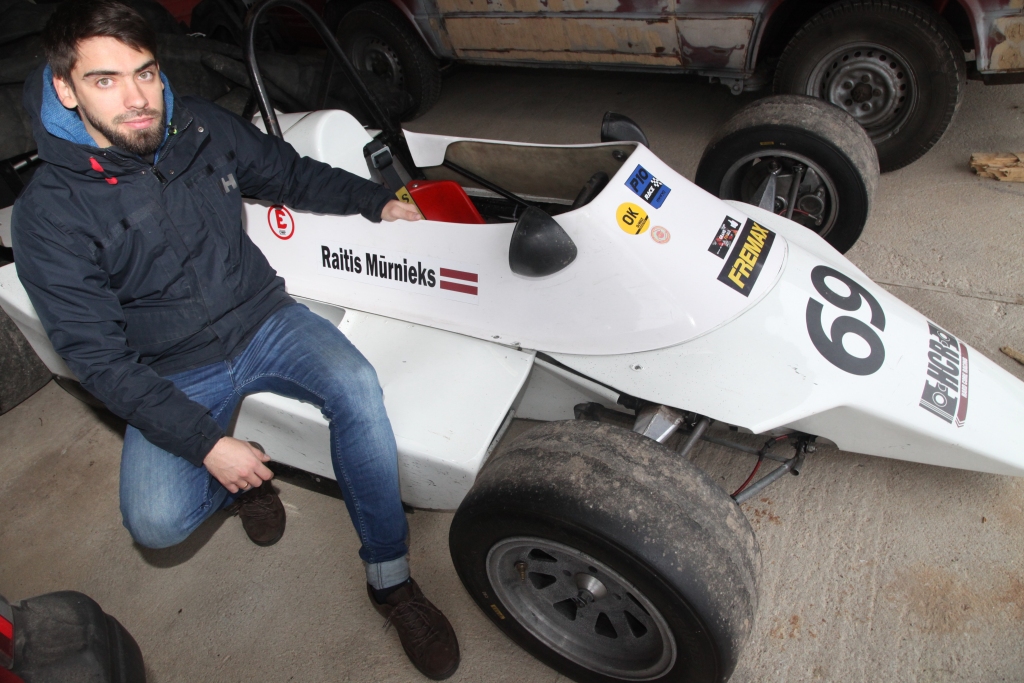 Jaudīgi motori un ātrums trasē – tas ir tas, kas interesē un saista Raiti Mūrnieku no Rankas pagasta. Viņa asais prāts un mērķtiecība ir vainagojusies ar panākumiem. Valmieras biznesa inkubatora Gada balvas pasniegšanas ceremonijā balvu saņēma SIA “HCR”, kuras īpašnieks ir Raitis. Viņa uzņēmums ir ieguvis apbalvojumu nominācijā “Eksporta potenciāls”. Un tas nav vienīgais sasniegums. Raitis ir šīs sezonas čempions “Formula Historic Easter” klasē. 
Autors: Gatis Bogdanovs
