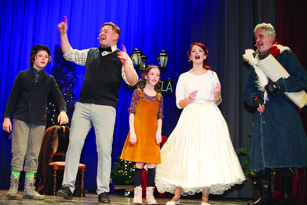 Mūzikla fināldziesma. No labās: Mārtiņš Vilsons (teicējs), Baiba Bite (Ance), Alise Nebēdniece (Ance bērnībā), Salvis Sprūžs (Ludis) un Kristaps Kumsārs (Ludis bērnībā).  	
Autors: Gatis Bogdanovs