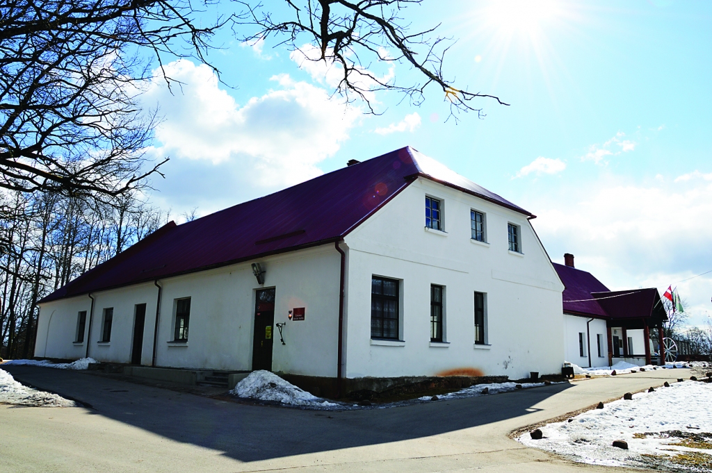 Litenes muižas klēts ēkā jau 90 gadus noris kultūras dzīve. Vēsturiskos faktus par tautas namu var uzzināt Jāņa Zvaigznes grāmatās par Liteni. 
Autors: no privātā arhīva