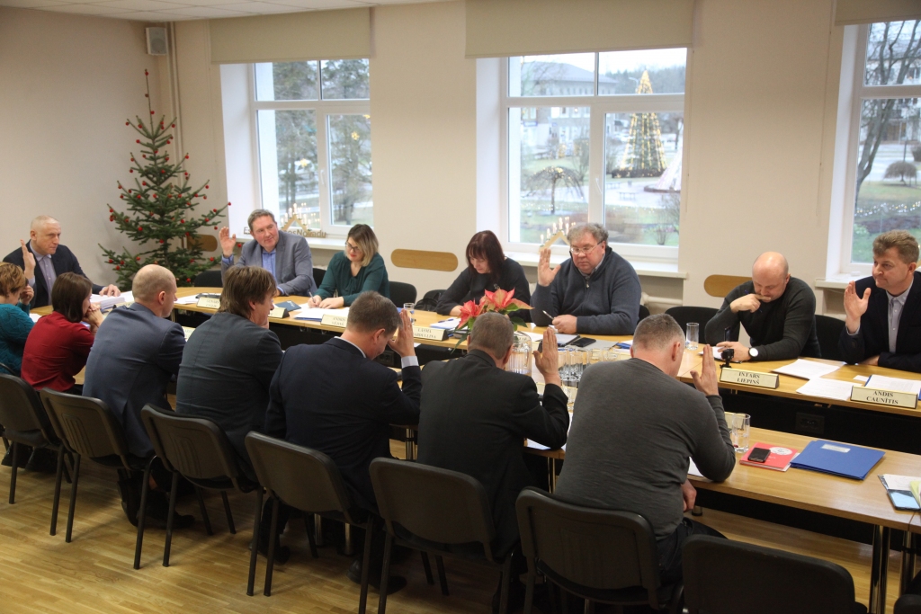 Šāgada pašvaldības budžets vēl nav apstiprināts! Taču algas domes un administācijas vadībai Gulbenes novada pašvaldībā jau ar 1.janvāri ir lielākas. 30.decembra domes sēdē par to nobalsoja 8 no klātesošajiem 14 deputātiem.  
Autors: Gatis Bogdanovs