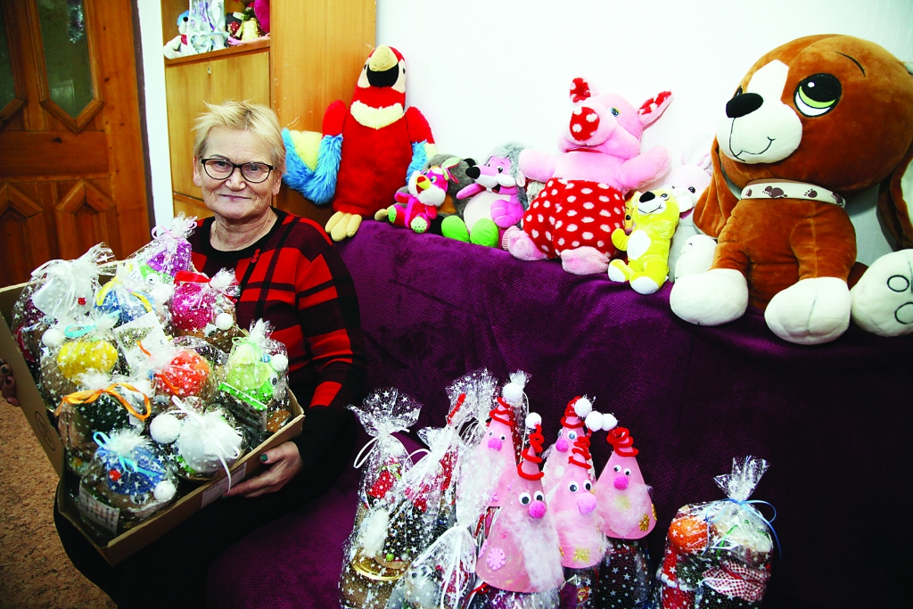 “Gulbenes 1.bērnudārza rūķu saimes dāvanas ir mīļas un skaistas!” priecājas Latvijas Sarkanā Krusta Gulbenes komitejas izpilddirektore Biruta Kozlovska.  	
Autors: Gatis Bogdanovs