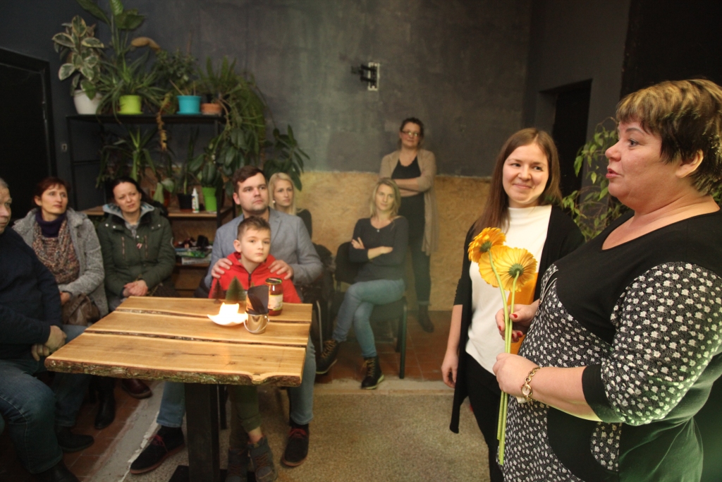 Austrijā studējošās novadnieces Lindas Lūses (otrā no labās) dokumentālā filma “Laid mums tur laimē diet”, kuras nosaukumā ir rinda no mūsu valsts himnas, rosina domāt un vērtēt, cik iespējami vai neiespējami ir sapņi un ideāli. Filma uzņemta Daukstu pagasta sociālās aprūpes centrā “Dzērves”, bet tā iemītnieku teiktajā kā ūdens pilienā atspoguļojas daudz vairāk, tāpēc filma aizkustina un liek domāt, vērtēt. Filma ilgst tikai 26 minūtes, bet Lindas mamma Dace Paidere (blakus Lindai) zina, cik daudz bija uzfilmēts trīs nedēļās un cik darba vajadzēja, lai izraudzītos nozīmīgākos sapņus un nākotnes vīzijas. 	
Autors: Gatis Bogdanovs