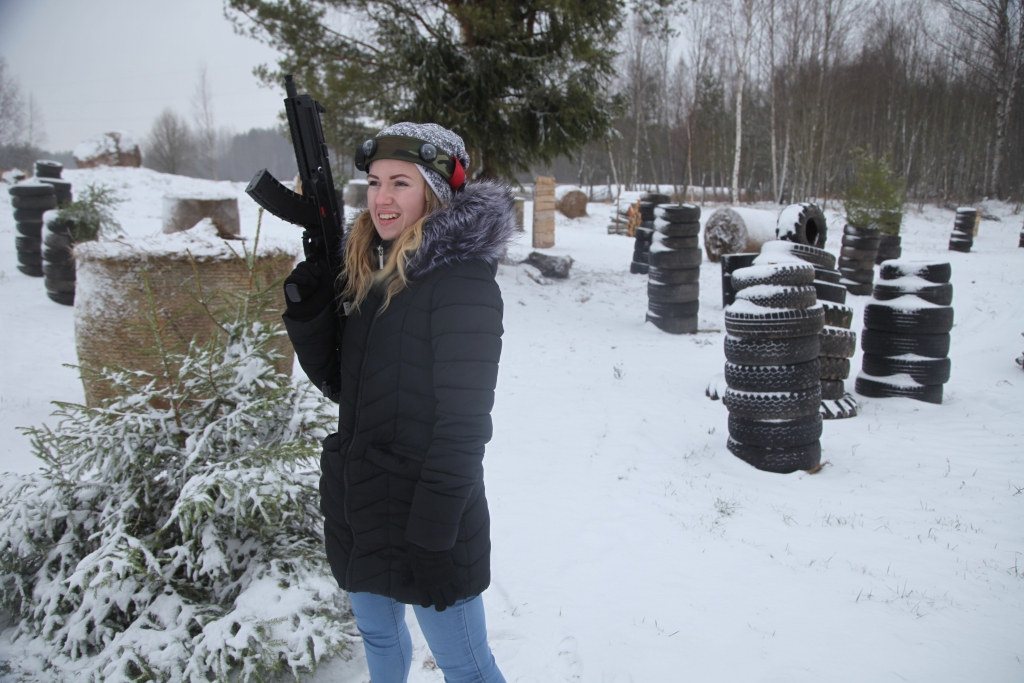 Pēc dabas Linda Pastare ir aktīvu sporta veidu cienītāja. Savulaik darbojusies arī jaunsargos. “Skriešana man nepatīk, bet skriet ar ieroci es varu,” saka Linda, kura arī pati labprāt uzspēlē lāzertagu.  
Autors: Gatis Bogdanovs