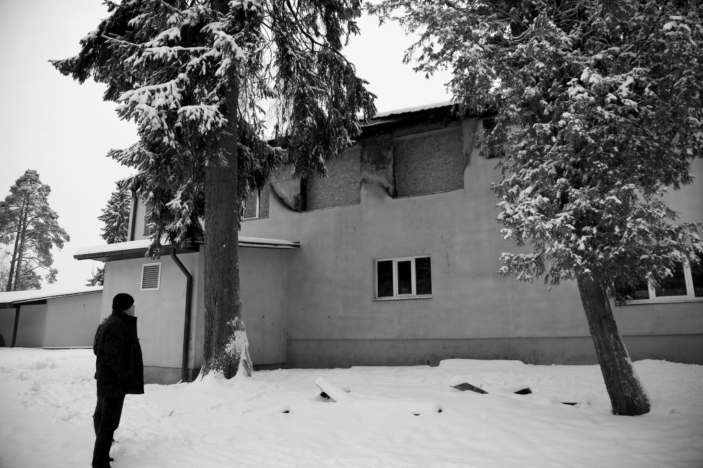 Ēka ar problēmām. 2014.gada nogalē ugunsgrēkā pamatīgi cieta Sveķu skolas korpusa otrais stāvs, kas pavisam nesen bija rekonstruēts par Eiropas Savienības (ES) naudu. Tās nav vienīgās nepatikšanas, kas saistītas ar šo ēkas daļu. Konflikts izvērtās arī par pašu iepirkuma procedūru pirms būvniecības uzsākšanas. Pa vidu būvfirmām, kuras veica nelikumīgu sarunāšanu, bija iepirkuma skolas direktora Aigara Laša vadītā iepirkuma komisija. No pašvaldības tika prasīts atmaksāt ES naudu - 139 999,20 eiro - kā “neatbilstoši veiktus izdevumus”. Tomēr degušo ēku atjaunoja. Pēc ugunsgrēka tika saņemti 92 397 eiro - apdrošināšanas nauda. Tika atkal gatavots projekts un veikti remontdarbi.	
Autors: no “Dzirksteles” arhīva