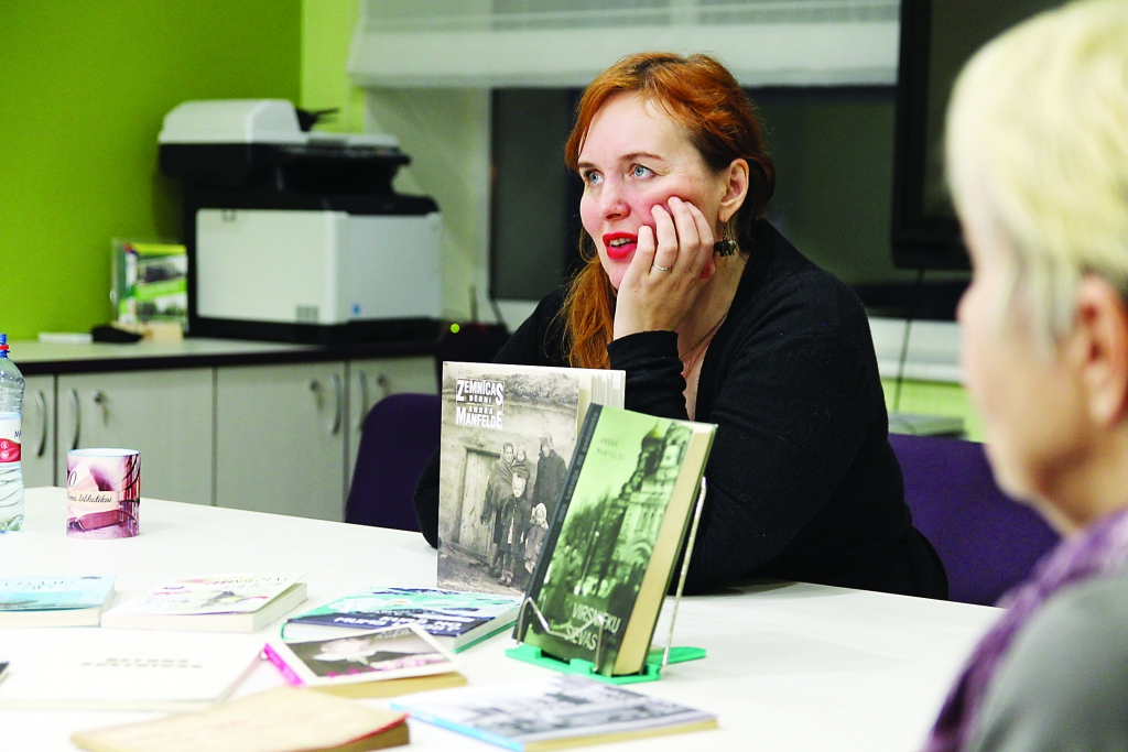 Andra Manfelde raksta atklāti un godīgi gan bērniem, gan pieaugušajiem, tāpēc viņas grāmatas aizkustina. Andra atzīst, ka viņā pašā joprojām ir dzīvs bērns, kas ikdienišķajā spēj saskatīt brīnumaino un ļaut vaļu iztēlei.
Autors: no Gulbenes bibliotēkas arhīva