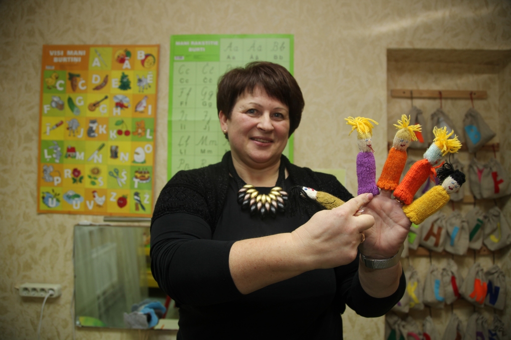 “Es nevaru iedomāties sevi strādājam kaut kur citur,” saka Lejasciema pirmsskolas izglītības iestādes “Kamenīte” skolotāja un logopēde Sandra Biksīte. Viņa mīl bērnus, zina, kā iegūt viņu uzticību, lai mācību procesā nonāktu pie vēlamā rezultāta. Viņa ir ieinteresēta sava darba kvalitātē, viņai patīk radoši izpausties, veidojot ne tikai mācību materiālo bāzi, bet arī dažādus telpu noformējumus svētkos. Sandras kā logopēdes spēkos ir palīdzēt bērniem koriģēt runas un valodas attīstības traucējumus. Viņa šo darbu dara no sirds un atzīst, ka ir milzīgs gandarījums redzēt un dzirdēt bērna mazus un lielus panākumus valodas pasaulē. 
Autors: Gatis Bogdanovs