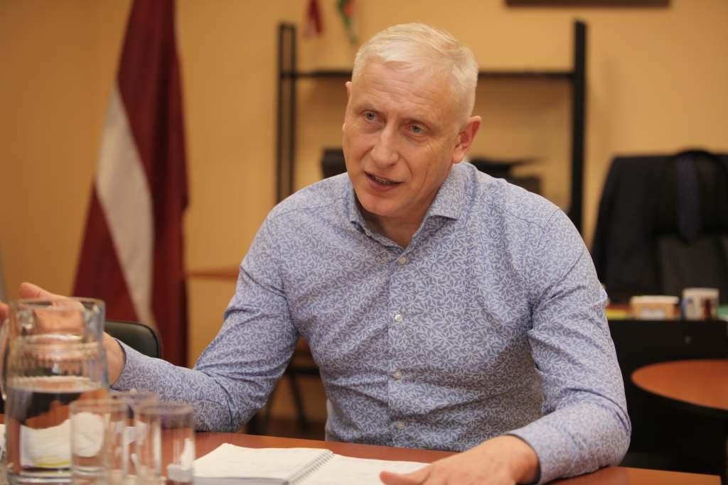 “Nav labi, ja iezīmējas varas partijas un opozīcija kā divas grupas, kuras principā balso pretēji viena otrai. Tas nav auglīgi,” saka Gulbenes novada domes priekšsēdētājs Normunds Audzišs. Viņš aicina nākt pie viņa un teikt savas domas vienmēr, nevis tikai domes sēdēs.  
Autors: Gatis Bogdanovs 