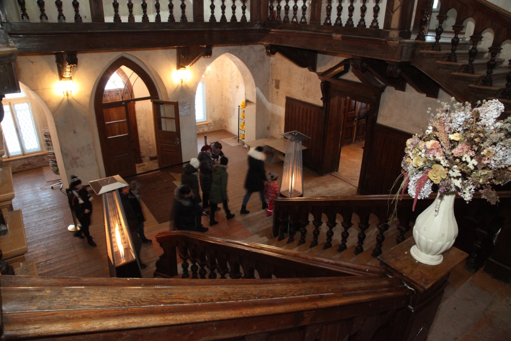 Interese par Stāmerienas pili ir pat šīs ziemas sliktajos, dubļainajos laika apstākļos. Fasādes izgaismojumu nāk un brauc skatīties vietējie un viesi. Autobuss ar tūristiem uz Stāmerienu atripojis pareizticīgo Ziemassvētku brīvdienās, cilvēki apmeklējuši gan baznīcu, gan pili. 
Autors: no “Dzirksteles” arhīva