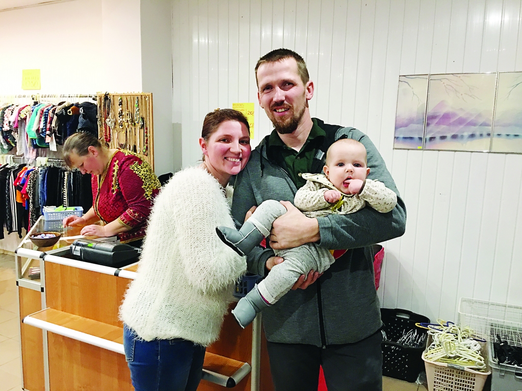 Valmieras Vasarsvētku draudze “Atklāsme” izvērš darbību Gulbenē. Ar šo iniciatīvu Gulbenē darbojas valmierietis Artis Beroza un viņa dzīvesbiedre Dace. Viņu ģimenē ir seši bērni. Pastarītei Abigeilai vēl nav pat gadiņa.	
Autors: Diāna Odumiņa