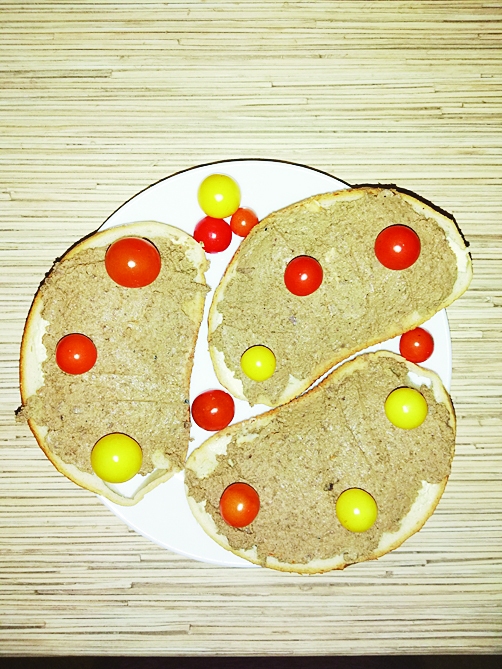 ◆ Izzvejo piparus un lauru lapas, pievieno atlikušo sviestu un karsto masu sablendē. Pēc tam pilda izkarsētās burciņās un aizvāko. Kad padzisusi, ziež uz maizes un dekorē, ja vēlas. 
Glabājas burciņās ledusskapī vismaz 2 nedēļas. Lai labi garšo!   
- Gunita Lagzdiņa-Skroderēna
Autors: GUNITA LAGZDIŅA-SKRODERĒNA