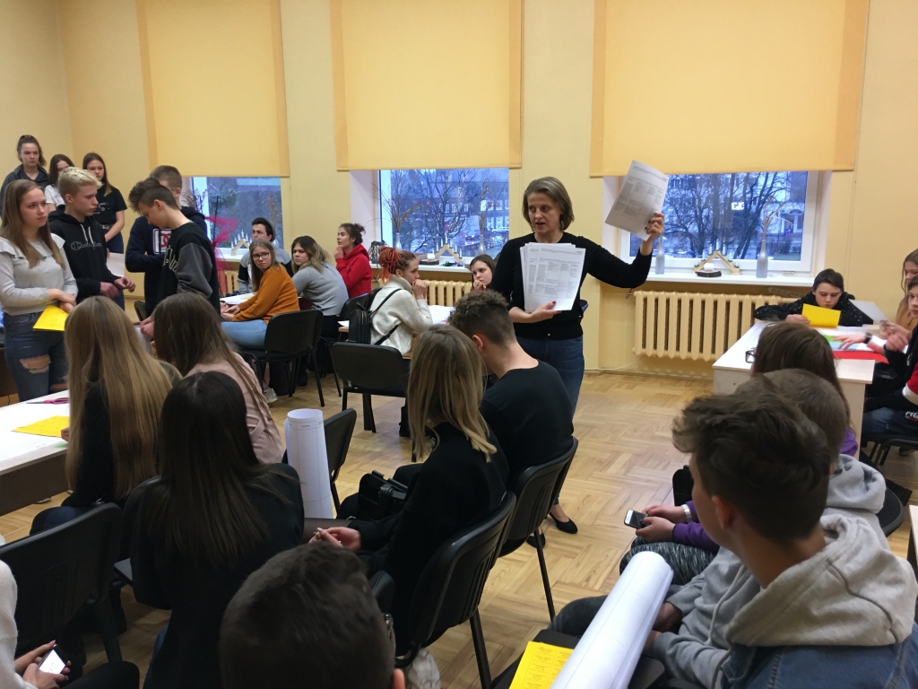 Modelēt savu mācību saturu vidusskolā un skaidri apzināties, kā veidot savu profesionālo karjeru! Gulbenes novada devītklasniekiem ir vēl laiks izspēlēt savā prātā nākotnes scenārijus. Uz to mudina novada Izglītības pārvaldes vadītāja Edīte Kanaviņa. 	
Autors: Diāna Odumiņa