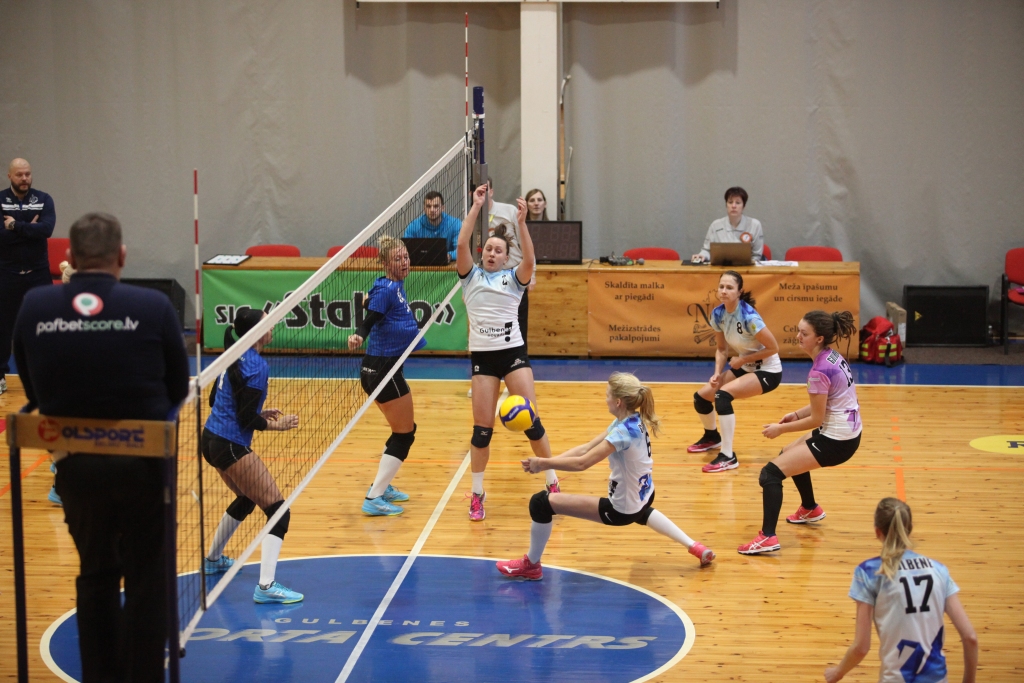 Pirmajā spēlē “VK Gulbene” tikās ar līdervienību “Jelgava/LLU”. Jelgavas volejbolistes uzvarēja ar 3:0. 
Autors: Gatis Bogdanovs