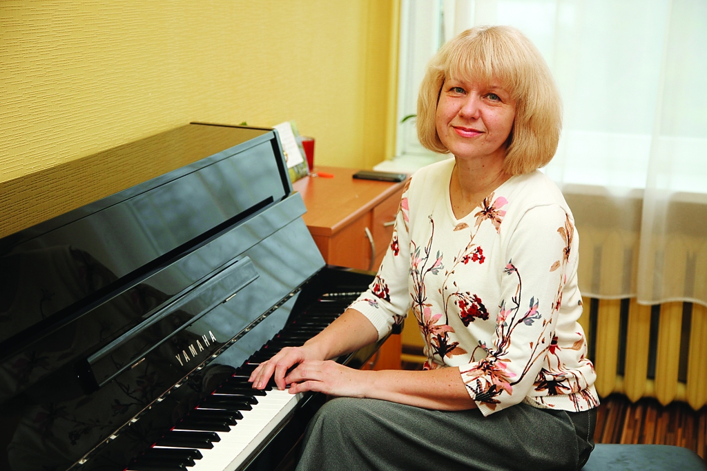 Gulbenes mūzikas skolas klavieru nodaļas pasniedzēja Inga Kalniņa ir iecienīta koncertmeistare, kura labprāt muzicē gan kopā ar mazajiem “cāļiem”, gan ar koriem un ansambļiem. Tagad viņai sācies sevišķi saspringts periods, jo I.Kalniņa ir koncertmeistare novada skolēnu kopkorim, kurš gatavojas vasarā gaidāmajiem skolu jaunatnes Dziesmu un deju svētkiem.
Autors: Gatis Bogdanovs