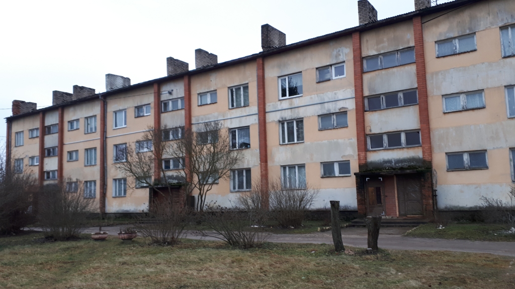 “Kāpēc man ir jāņem pakalpojums, par kuru es nevaru samaksāt?” “Dzirkstelei” saka druvēniete Ina Heisele, kurai ir dzīvoklis vienīgajā pagastā esošajā mājā ar pašvaldības nodrošinātu centrālapkuri. Viņa gribētu atslēgties no siltuma padeves, taču tiek apgalvots, ka tas nav iespējams. Māja patērē daudz siltuma, jo ir nolietojusies - celta padomju gados un nav siltināta. 	
Autors: Ina Heisele