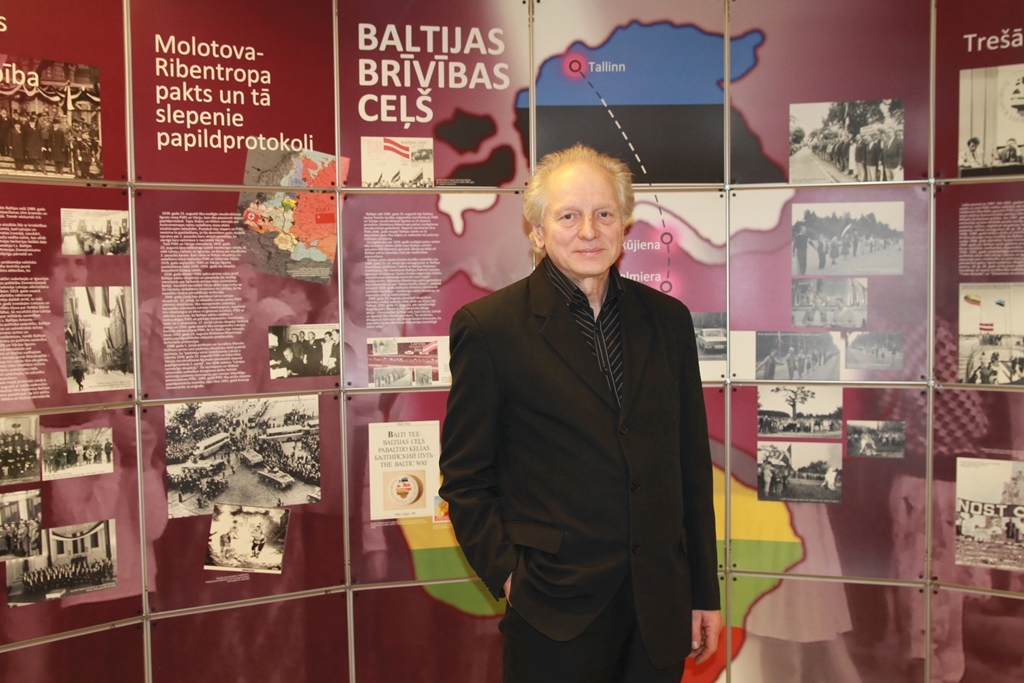 Dainis Īvāns tikās ar lasītājiem Gulbenes novada bibliotēkā, kur līdz 15.februārim ir skatāma izstāde “Baltijas brīvības ceļš”.  
Autors: Liene Baranovska