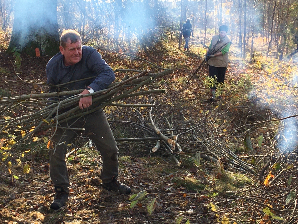 Gulbenes Ievugravas iedzīvotāji bija aktīvi 19.oktobra talkas dalībnieki Saules ielā. Viens no viņiem – Imants Sprudzāns. Čakli strādāja arī pašvaldības darbinieki, arī attēlā redzamā Vita Baškere. Viņi cer, ka 25.janvārī piepulcēsies vēl kuplāks talcinieku skaits. 
Autors: Diāna Odumiņa