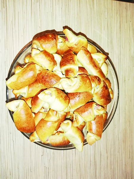 Liek uz plāts, pārsmērē ar sakultu olu, šauj sakarsētā krāsnī (200°C) un cep, līdz zeltaini brūni. Labu apetīti!  
Autors: Gunita Lagzdiņa-Skroderēna