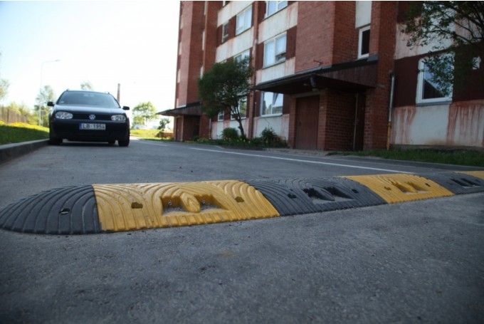 Pērnā gada maijā Dzirkstele rakstīja, ka vairāki autovadītāji vaicājuši par to, kāpēc Nākotnes ielā Gulbenē, kur veica remontu, ir uzlikti tik augsti “gulošie policisti”.  Tagad pilsētas pārvalde informē, ka konfliktsituācija ir atrisināta.
Autors: no Dzirksteles arhīva