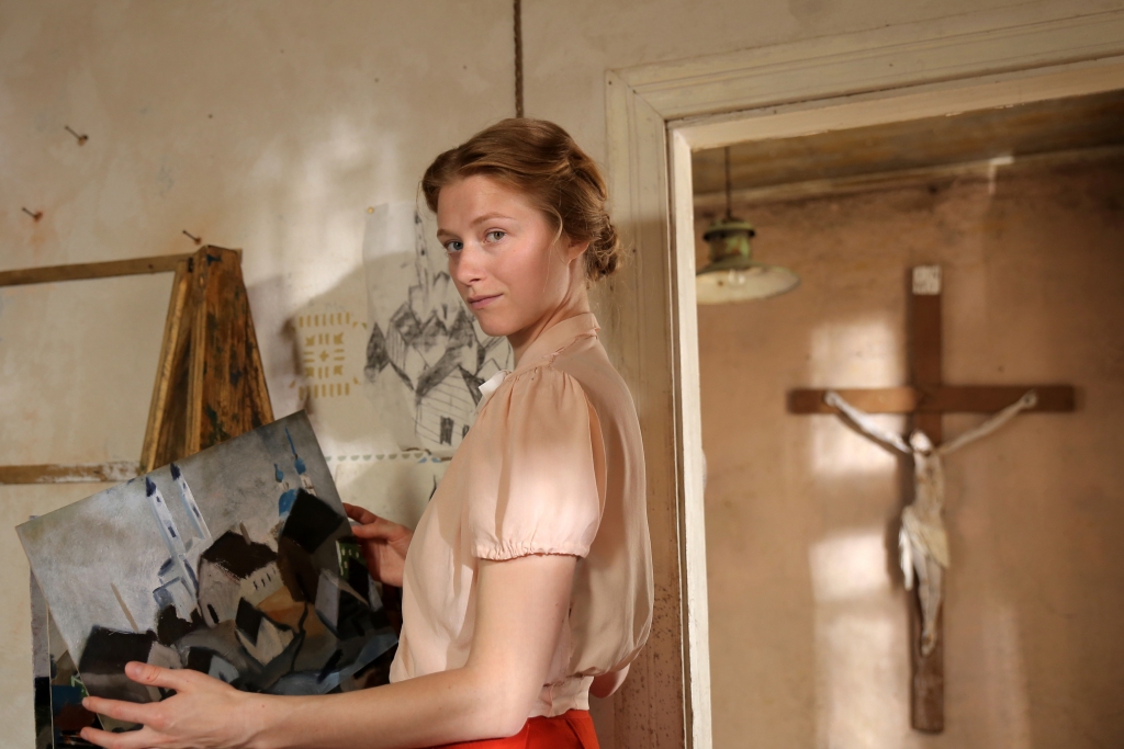 Aktrise Agnese Cīrule saka, ka iepazīšanās ar Naigu no vienas puses bija vienkārša, jo Naiga ir parasta meitene, kura grib labi dzīvot, bet uz kara apstākļu fona šī vēlme dzīvot izvēršas par kaut ko diezgan baisu.
Autors:  Agnese Zeltiņa