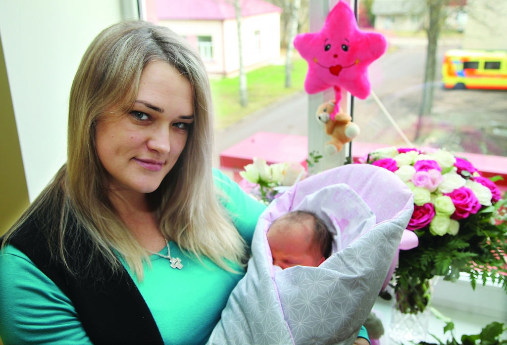 Sofija Jermaševiča – pirmais šāgada Gulbenes bērniņš, kurš ar ķeizara palīdzību nācis pasaulē Balvu slimnīcas dzemdību nodaļā. Sofijas māmiņa Marika Jermaševiča, kuru pazīstam kā SIA “Balvu un Gulbenes slimnīcu apvienība” izpilddirektori, atzīst, ka neesot bijis pat divu domu, ka lielā satikšanās ar meitiņu notiks tikai Balvos. Arī dēliņš dzimis Balvos, un viņa velta visatzinīgākos vārdus mediķu komandai. 
Autors: Gatis Bogdanovs