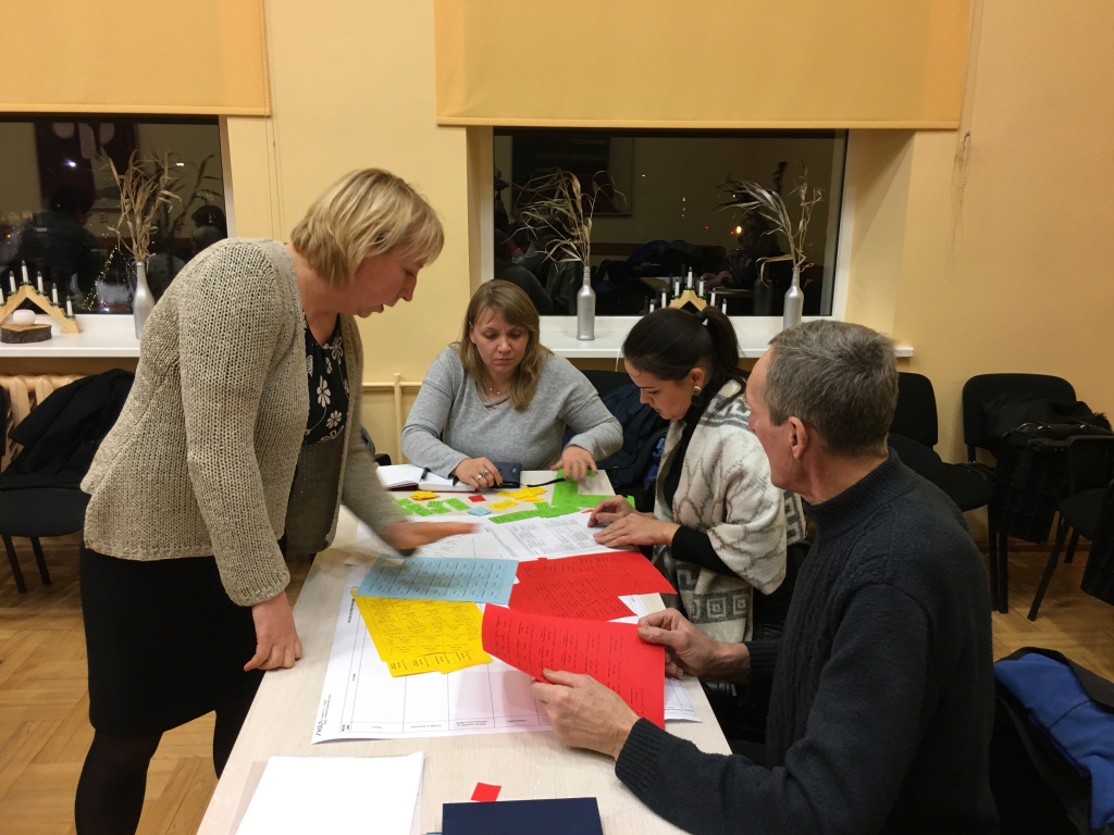 Ar vēlmi saprast. Topošo vidusskolas posma audzēkņu vecāki Andris Birznieks, Irīna Abakoka un Anita Apšāne modelē savu bērnu mācību saturu trim gadiem, lai varētu sasniegt plānotos nākotnes karjeras mērķus. Konsultē Izglītības pārvaldes izglītības metodiķe Dace Kablukova.
Autors: Diāna Odumiņa