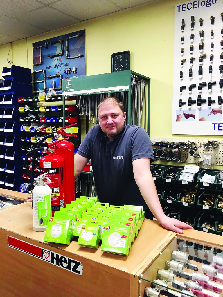 Veikalā “Akvedukts” Gulbenē “Dzirkstele” noskaidroja, ka interese par dūmu detektoriem joprojām ir, bet lielāks pieprasījums esot bijis vērojams gada nogalē. Pircēji arī interesējoties, kā uzstādīt dūmu detektorus. Veikala darbinieks Mareks Princovs stāsta, ka dūmu detektori ir ļoti dažādi – gan cenu, gan lietošanas ziņā.
Autors: Vilnis Jakimovs