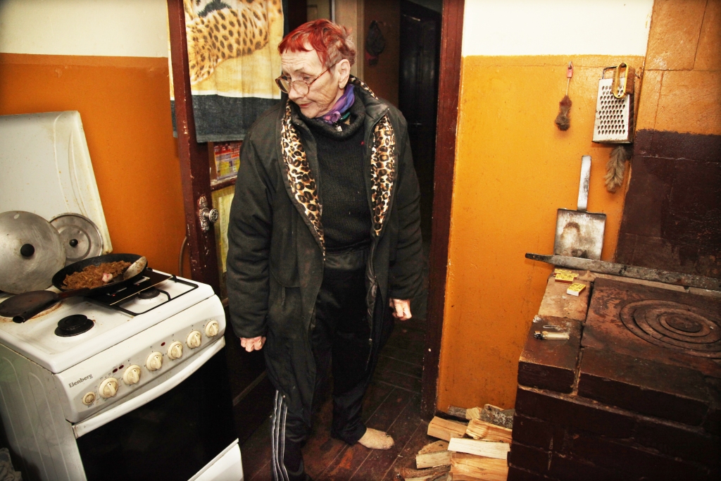 Pēc visa pārdzīvotā Skaidrīte Vintere atkal ir savās mājās. Viņa nekad nevienam nav lūgusi palīdzību, arī tagad viņai ir grūti to darīt. Grūti atzīt un pieņemt to, ka spēka nav tik, cik bija agrāk, ka veselība klibo. Sadzīves problēmu neesot mazums - ūdens no akas jāatnes, un tas nav nemaz tik viegli, dzīvoklis jākurina, bet ar malkas rezervēm pavisam bēdīgi. 
Autors:  Gatis Bogdanovs