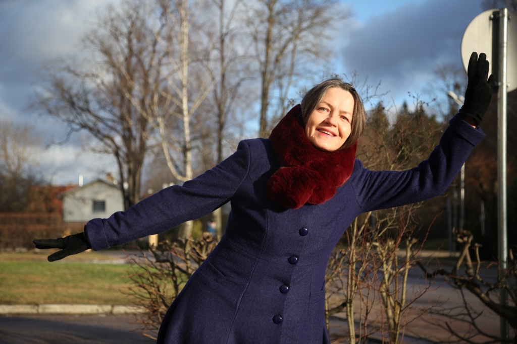 Mūžīgā studente. Tā noteikti var sacīt par Indru Ieviņu. Viņai piestāv būt studentei. Tā, šķiet, ir viņas būtība - vienmēr apgūt kaut ko jaunu. Šobrīd Indra nododas pašizaugsmei, cenšas izprast visuma sakarības, viedās zinības.                 
Autors: Gatis Bogdanovs