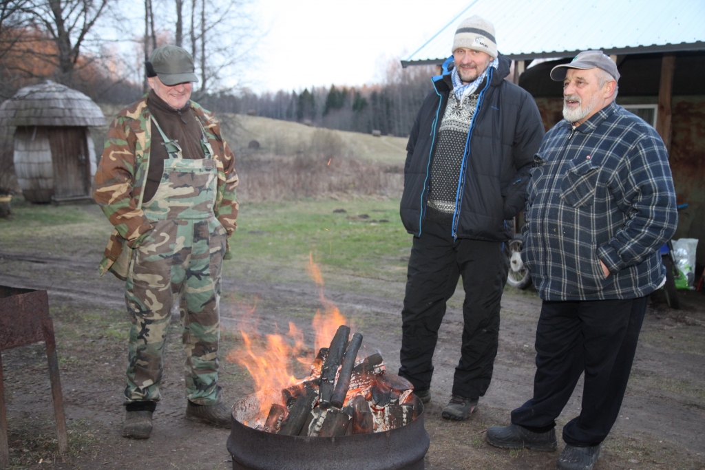 Kā pirms 29 gadiem. Deg ugunskurs, un vīru – Vilņa Širaka, Raimonda Račko, Viktora Podziņa - starpā jūtama vienotība. 20.janvārī viņi kopā ar citiem barikāžu aizstāvjiem sanāk kopā, lai atcerētos to laiku un cilvēkus.  
Autors: Gatis Bogdanovs