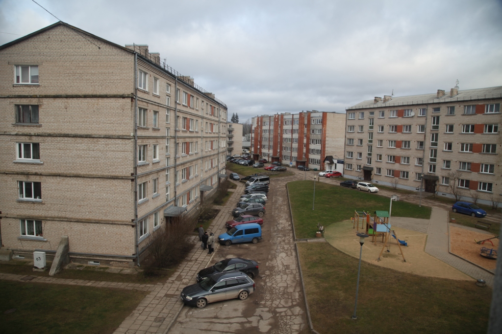 Cik ilgi vēl stāvēs padomju gados celtās daudzdzīvokļu mājas Skolas ielā Gulbenē? Viena māja pat ir sastīpota. Renovēt vai celt jaunas ēkas – kāds ir risinājums? 	
Autors:  Gatis Bogdanovs