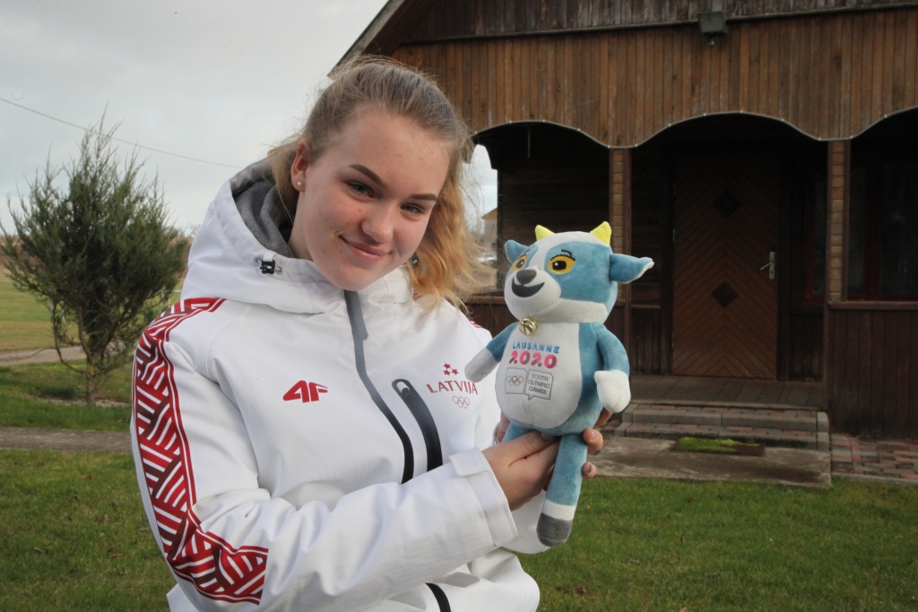 Gulbeniete Loreta Beķerniece Sanktmoricas trasē Šveicē 18 dalībnieču konkurencē izcīnīja 7.vietu III Jaunatnes ziemas olimpisko spēļu sacensībās bobslejā jaunietēm ar monobobu. Jaunatnes ziemas olimpiskās spēles norisinājās Šveices pilsētā Lozannā, kur savu sportisko meistarību pārbaudīja vairāk nekā 1100 jauno sportistu no 70 pasaules valstīm. Latvijas delegācijas sastāvā bija iekļauti 30 talantīgākie jaunie ziemas sporta veidu sportisti, kuri piedalījās 9 sporta veidos. Jaunatnes ziemas olimpiskās spēles norisinājās no 9. līdz 22.janvārim. Loreta izcīnīja 7.vietu un nosvinēja arī savu 16. dzimšanas dienu. Loretas treneris Jānis Ķipurs viņai uzdāvināja šo olimpisko spēļu talismanu. “Monobobslejs ir ātrs, jāspēj daudz koncentrēties, nepieciešama pozitīva domāšana, spēks un ātrums,” tā Loreta raksturo šo sporta veidu, kuru sauc par savējo.	
Autors: Gatis Bogdanovs