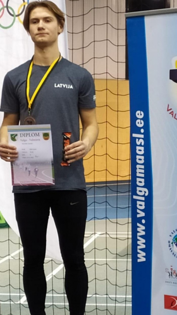 
U-18 vecuma grupā 300 m Latvijas čempionātam kvalificējās Rolands Blūms, kurš konkurēja ar U-20 jauniešiem un izcīnīja 3.vietu. 
Autors: no privāta arhīva