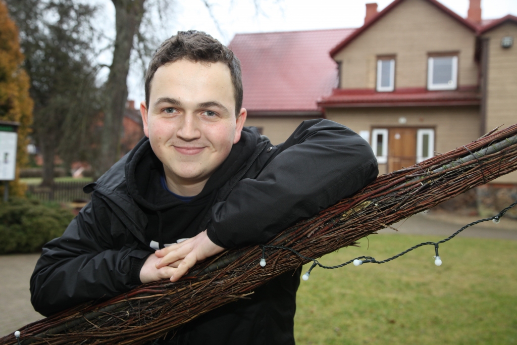 Artis Gailis ir māksliniecisks, radošs, savā ģimenē vienīgais, kurš dzied un kuru tas aizrauj. Cenšas būt sabiedriski aktīvs. “Uzskatu, ka dzīvē jāņem pretī viss, ko tā dod! Labā nozīmē,” saka Artis.	
Autors: Gatis Bogdanovs