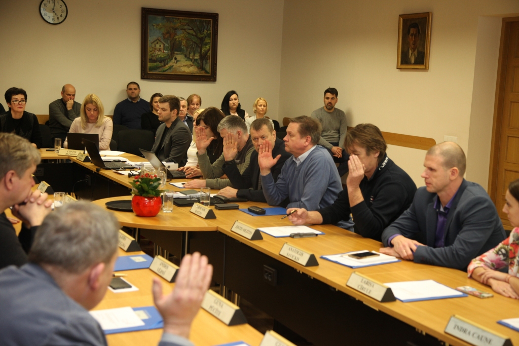 Gandrīz 30 miljonu eiro lielais Gulbenes novada pašvaldības 2020.gada naudas maks kopš 24.janvāra var tikt vērts vaļā plānotajiem tēriņiem. Kā tērēt, kam, cik daudz, to deputāti ar balsu vairākumu ir apstiprinājuši pagājušās piektdienas novada domes ārkārtas sēdē. 	
Autors: Gatis Bogdanovs