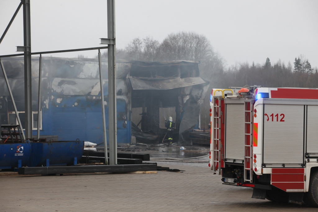 Dzēst paaugstinātas bīstamības ugunsgrēku bija ieradušās divas ugunsdzēsēju mašīnas no Gulbenes, divas no Alūksnes un viena no Balviem.  
Autors: Gatis Bogdanovs