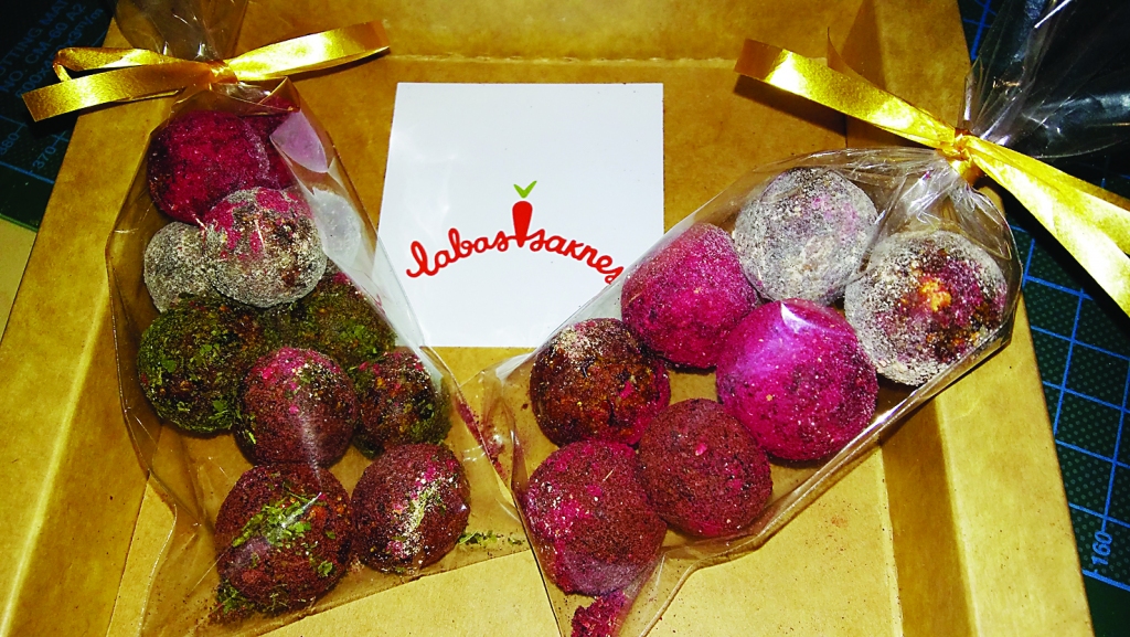 Uzņēmuma “Labas saknes” darbnīcā ir iespēja pašiem izgatavot veselīgu našķi – konfektes no žāvētiem augļiem, kā arī nogaršot dārzeņu čipsus. 
Autors: Pārsla Konrāde