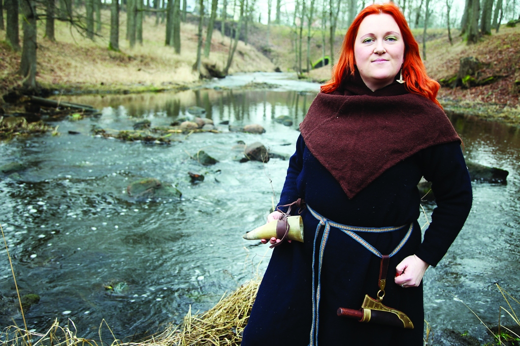 Gulbeniete Ilona Plociņa aizraujas ar seno laiku rekonstrukciju, kā arī ir vēstures entuziastu apvienības “Exercitus Rigensis” (tulkojumā no latīņu valodas – Rīgas karaspēks) biedre. Apvienība nodarbojas ar viduslaiku gara un paražu izpēti un iedzīvināšanu mūsdienās. Ilona labprāt “Dzirkstelei” demonstrē, kāda izskatās vikingu laiku vilnas kleita. Viņa lepojas, ka ir šīs kleitas īpašniece. Kleita ir unikāla. To darinājusi kāda meistare, un tas ir roku darbs. Pie sāna ir arī viņai speciāli kāda meistara darināts grezns nazis. Ilona ir iemācījusies apieties ar viduslaiku kaujas ieročiem, viņa jūsmo par daudzveidīgajām un krāšņajām seno laiku rotām, viņai patīk izjust seno laiku dzīvi un atmosfēru. Ilona priecājas par savu netipisko aizraušanos, jo tā viņu iedvesmo. 	
Autors: Gatis Bogdanovs