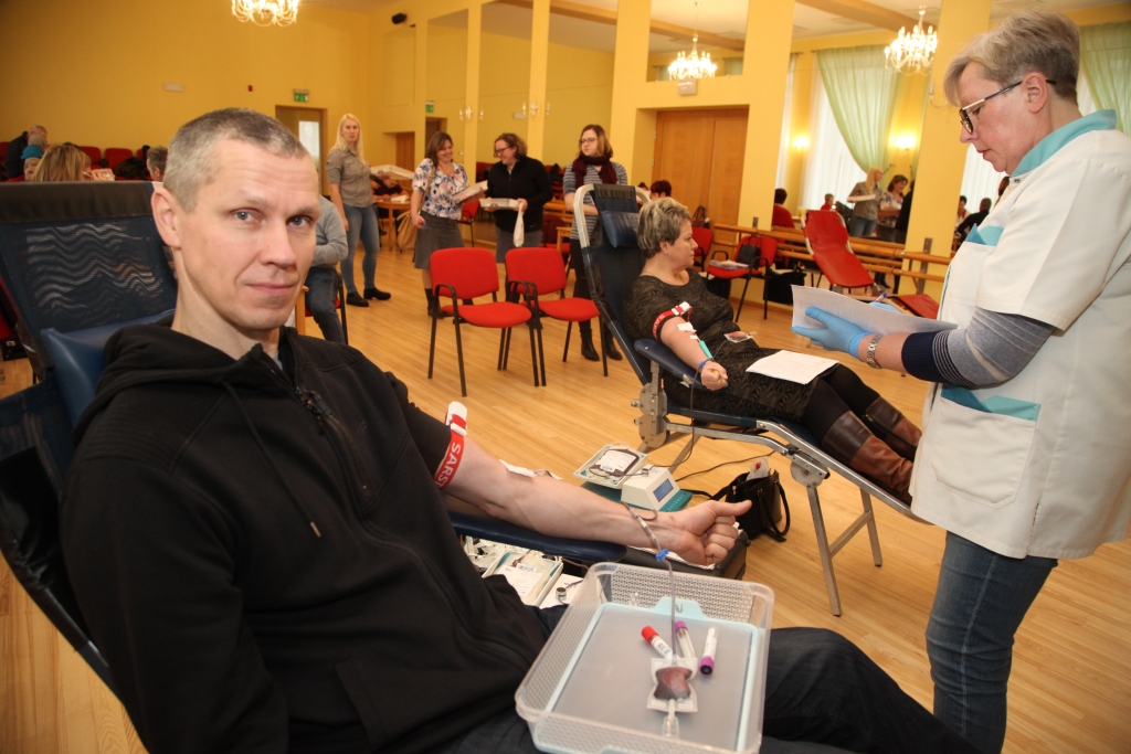 Māris Sniķis uzsver, ka asins ziedošana ir palīdzība cilvēkiem, kam tas nepieciešams. “Tagad ir ērti, jo to var izdarīt pilsētas centrā,” saka M.Sniķis.
Autors: Gatis Bogdanovs