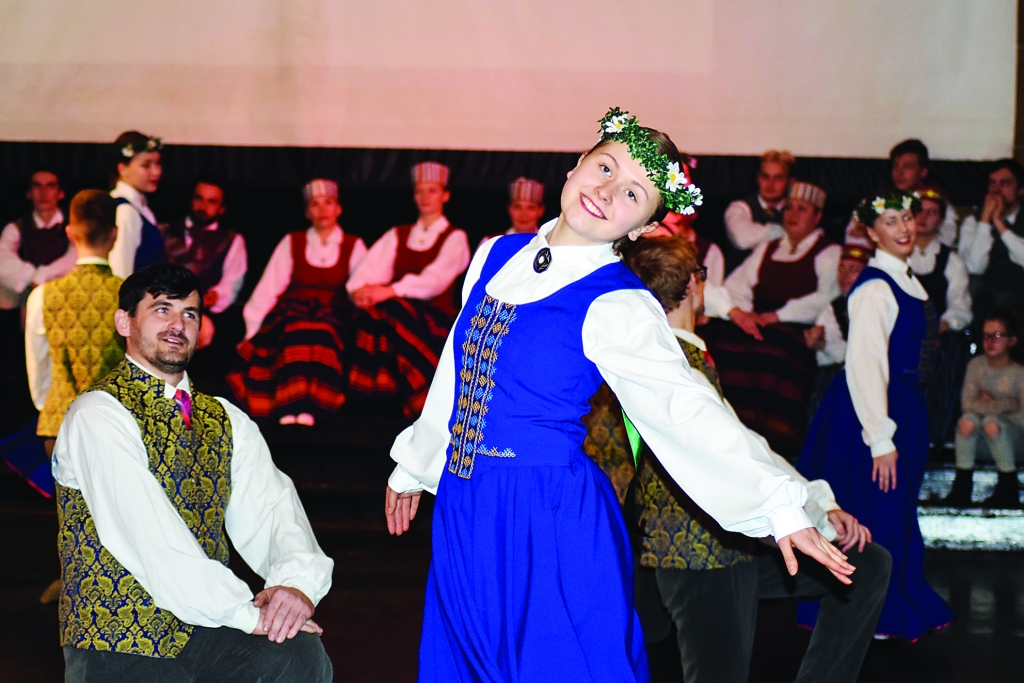 Gulbenes jauniešu deju kolektīvam “Zelta Rūsiņš” kā vienmēr ir stalta un eleganta stāja. 	
Autors: Renāte Beāte Ozoliņa