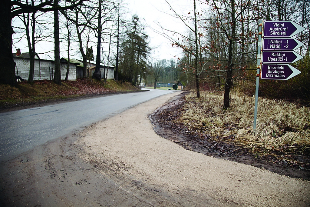 Iedzīvotāji jau sen gaidīja šajā ceļa posmā gājēju celiņu. Beidzot tas ir izveidots.
Autors: Gatis Bogdanovs