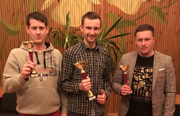 Pirmā posma labākie spēlētāji (no kreisās): Jānis Raģelis - 2.vieta, Intars Sarmulis - 1.vieta, Aigars Pokulis - 3.vieta.  
Autors: no turnīra arhīva