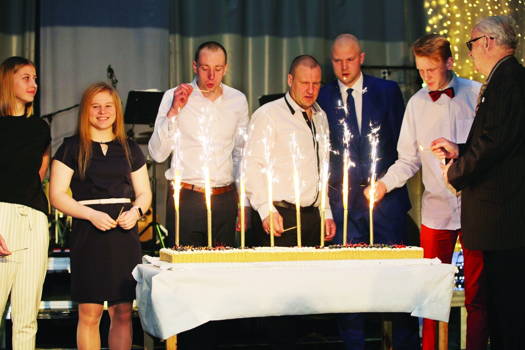 Saniju Ozoliņu (no kreisās), Alīnu Aleksandru Antipovu, Valēriju Kuzminu, Gati Rikveili, Artūru Brūniņu, Lauri Lapsu un Gunāru Rubeni vieno sports. Viņi ir labākie no labākajiem, kuri tika sumināti pasākumā “Gulbenes novada sporta laureāts 2019”. Tradicionāli uzvarētāji konkrētajā nominācijā ir arī tie, kas aizdedzina sveces svētku tortē.                   
Autors: Gatis Bogdanovs