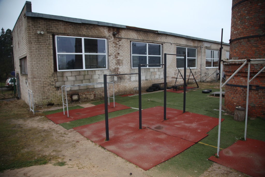 Vēl pirms kāda laika te nekas neliecināja par sakoptu teritoriju. Jaunieši un pusaudži bieži vien izvēlas sporta aktivitāšu centra teritoriju Blaumaņa ielā, lai ne tikai sportotu, bet arī “izklaidētos” - smēķētu, iedzertu un arī spridzinātu pašizgatavotus spridzekļus. 	
Autors: Gatis Bogdanovs