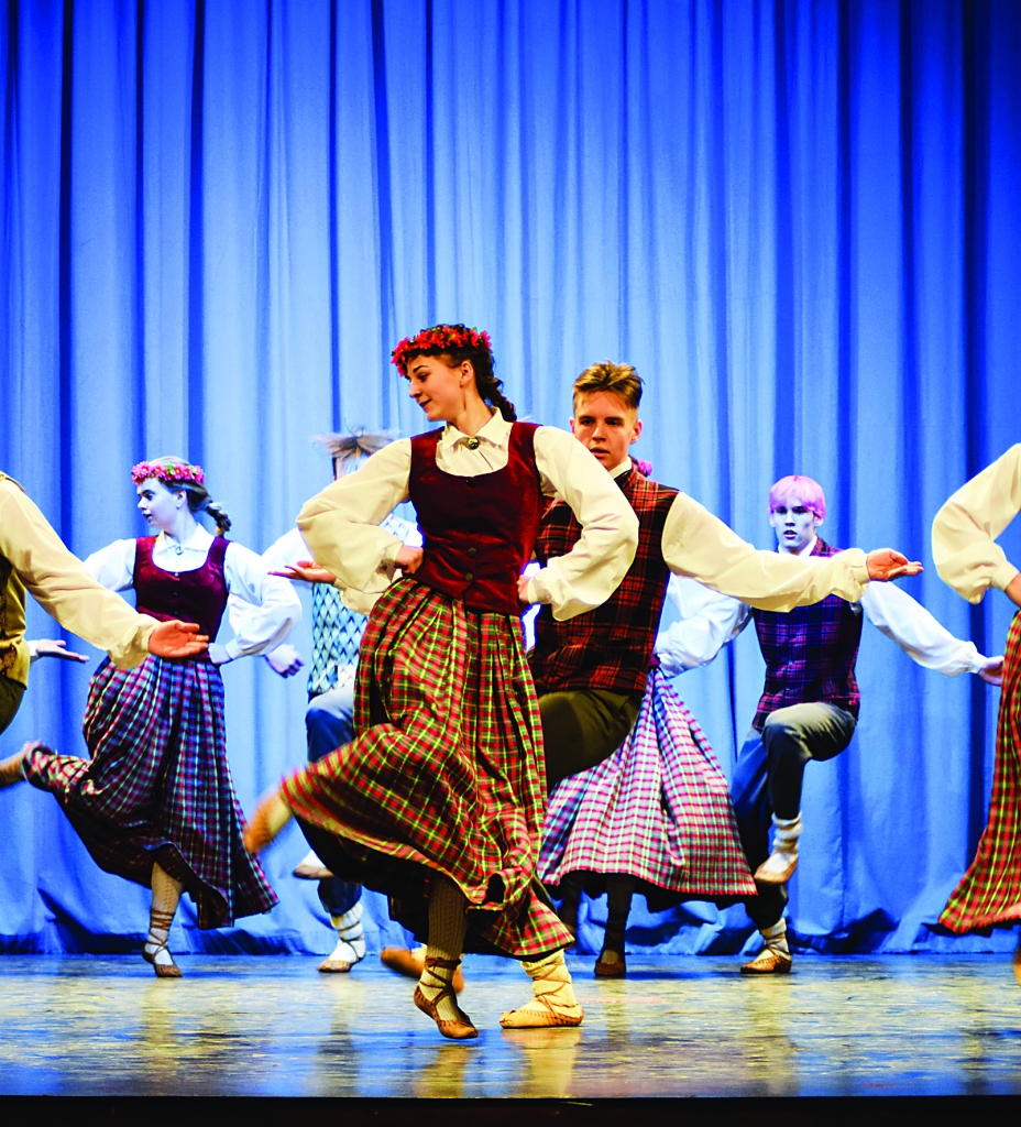 Sadancī 24. janvārī Gulbenes kultūras centrā skolēni rādīja, kādas dejas apguvuši, gatavojoties XII Latvijas skolu jaunatnes dziesmu un deju svētkiem, kas šovasar notiks Rīgā.  Attēlā: Ģimnāzijas deju kopa “”Mazais Rūsiņš” un Lizuma “Veiksme”.
Autors: Renāte Beāte Ozoliņa