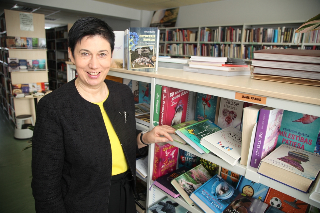 Gulbenes novada bibliotēkas direktore Antra Sprudzāne atzīst, ka sadarbību ar lasītājiem veicina dialogs - gan apkalpojot mājās, gan dodoties kopējās ekspedīcijās, gan piedaloties erudīcijas spēlēs. 
Autors: Gatis Bogdanovs